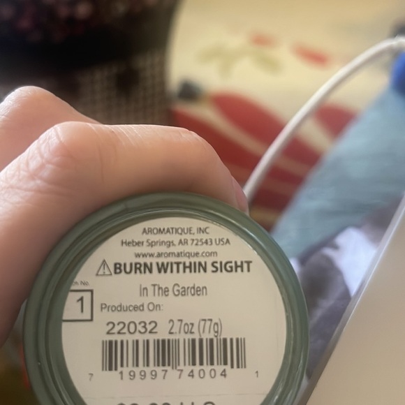 AROMATIQUE BNWT In the Garden 2oz Hand Crafted Candle - Picture 5 of 5